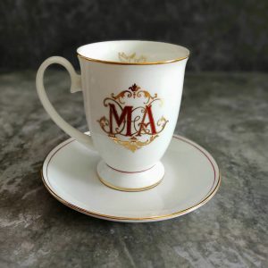 Красная монограмма с золотом